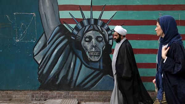© AP Photo / Vahid Salemi Антиамериканский рисунок в Тегеране
