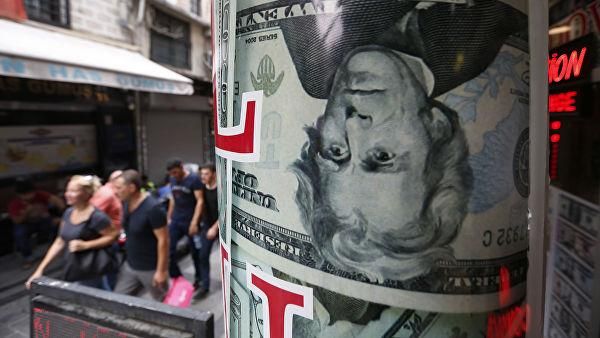 © AP Photo / Lefteris Pitarakis Люди проходят мимо пункта обмена валюты в Стамбуле. 17 августа 2018