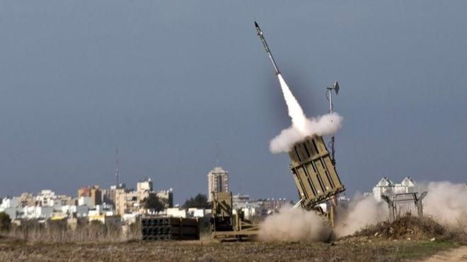 AFP Image caption Израиль применяет систему "Железный купол" с 2011 года