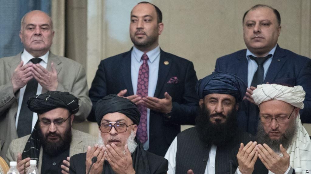 Шер Мухаммад Аббас Станикзай, (в первом ряду, второй слева) и другие должностные лица талибов во время переговоров в Москве. 6 февраля 2019.