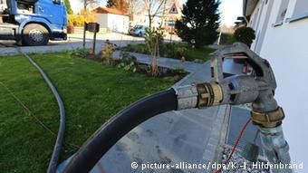 Регулярная процедура: закачка мазута для отопления индивидуального дома в Баварии