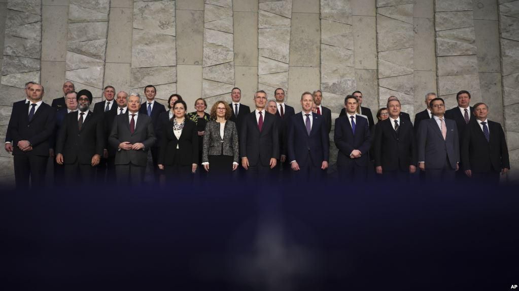 Общее фото министров обороны стран НАТО.