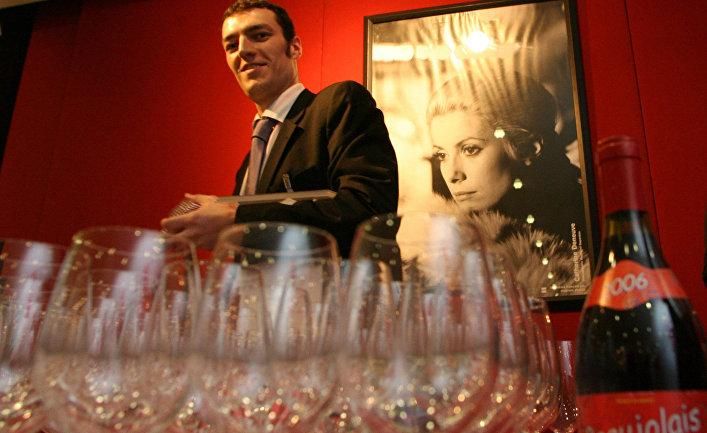 Перед началом дегустации молодого французского вина на празднике "Beaujolais Nouveau" в посольстве Франции в Москве