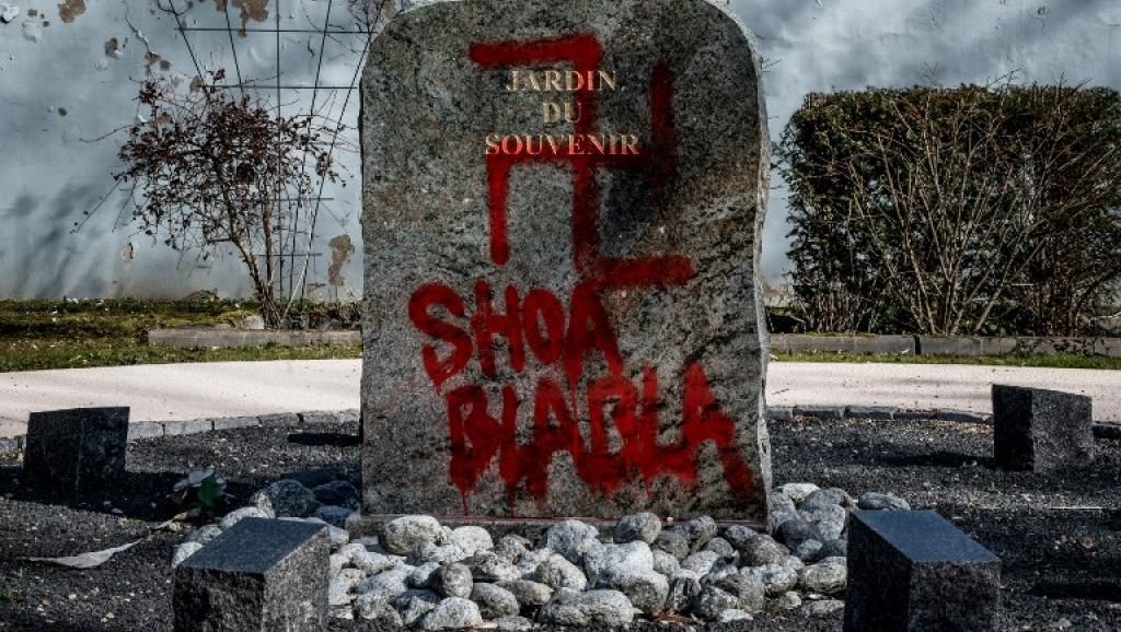 Оскверненный памятник на кладбище в Шампань-о-Мон-д’Ор. 20.02.2019 JEFF PACHOUD / AFP