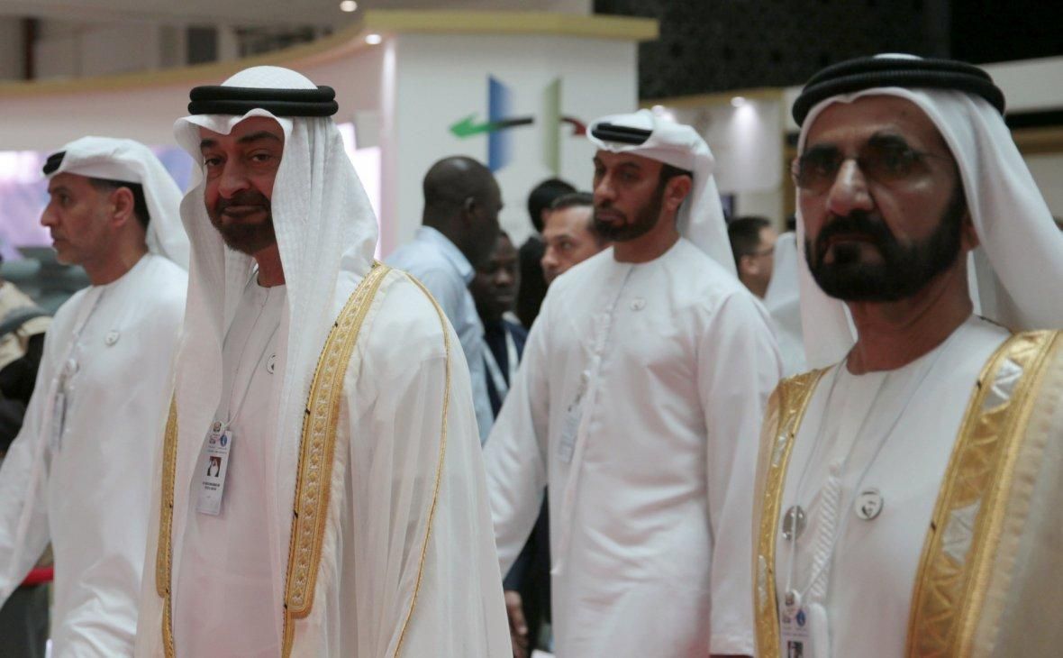 Правитель ОАЭ Халифа ибн Зайд Аль Нахайян и члены правящей семьи (Фото: Christopher Pike / Reuters)