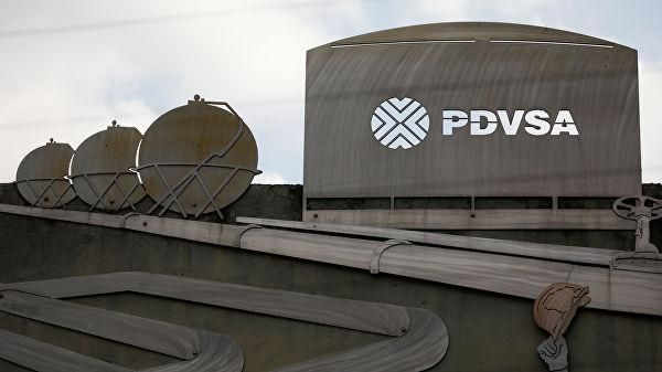 © REUTERS / Carlos Garcia Rawlins Логотип государственной нефтяной компании PDVSA на здании штаб-квартиры в Каракасе, Венесуэла