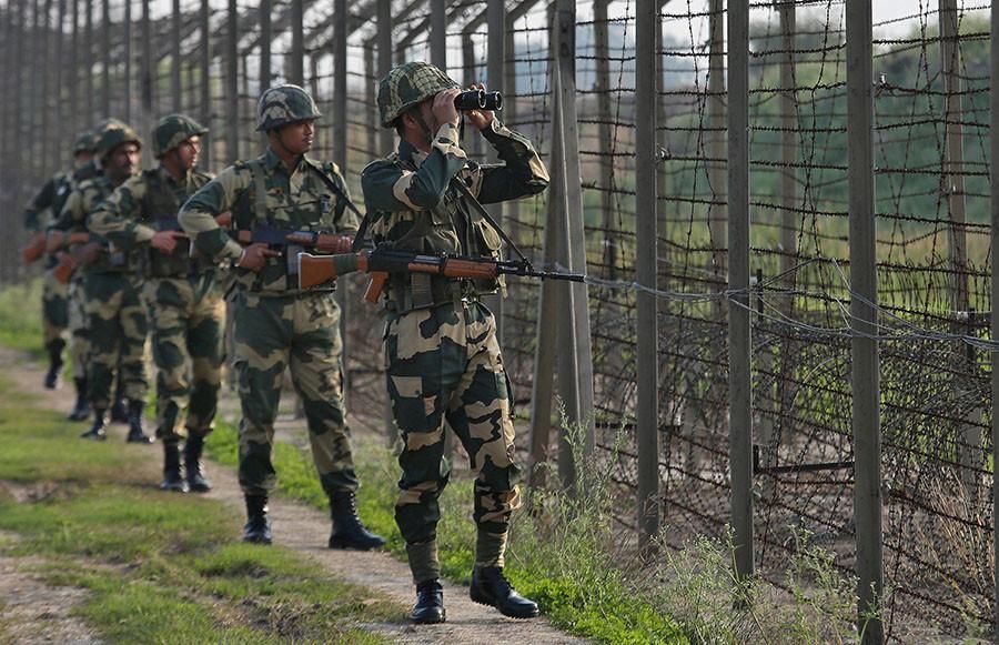 Индийские пограничные войска на границе с Пакистаном Mukesh Gupta / Reuters