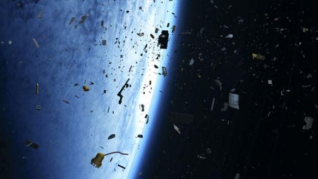 ESA Image caption Важно,чтобы мега-созвездия быстро выводили с орбиты отработавшее свой срок оборудование