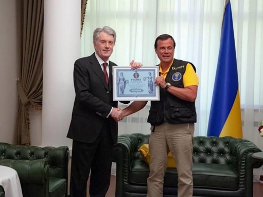 Фото: facebook.com/NacionalnyjReestrRekordov Виктор Ющенко владеет рекордной коллекцией украинских рушников