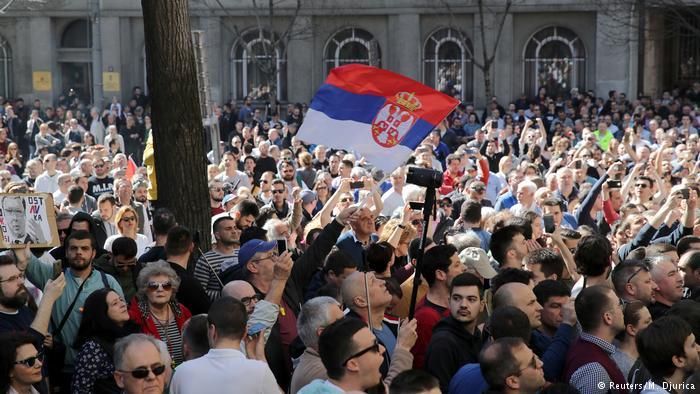 Акция протеста перед президентским дворцом в Белграде