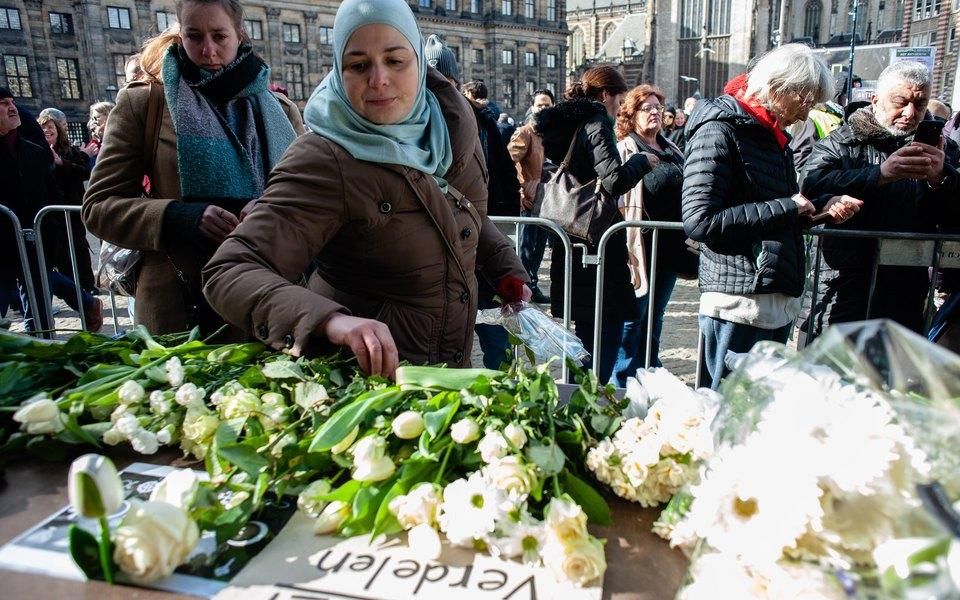 Romy Fernandez/Sipa USA/Legion Media Люди несут цветы к месту трагедии