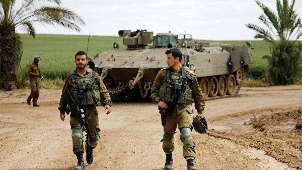 © REUTERS / Amir Cohen Израильские военные в районе границы между Израилем и сектором Газа. Архивное фото