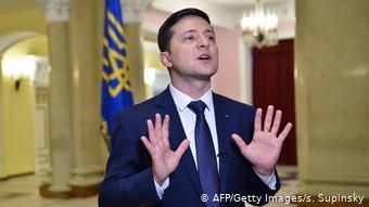По данным соцопросов, в президентской гонке в Украине лидирует шоумен Владимир Зеленский