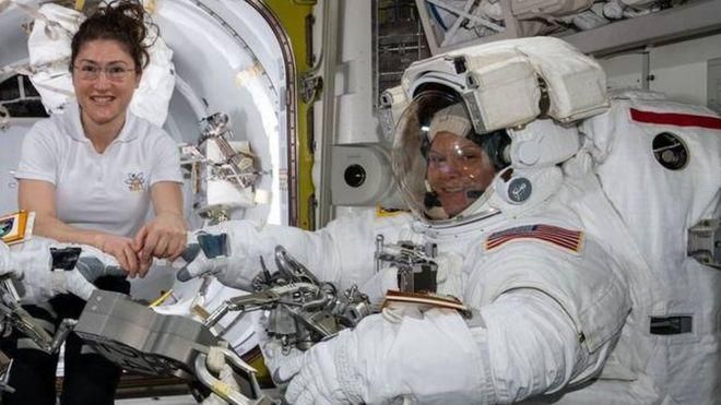 NASA Image caption 29 марта Кристина Коч (на фото слева) наденет скафандр, в котором до этого работала Энн Макклейн