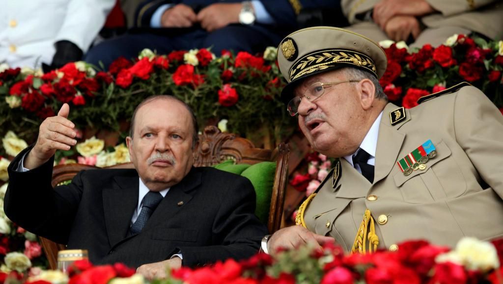 Президент Алжира Абдельазиз Бутефлика и глава генштаба армии Ахмед Гаид Салах, июнь 2012 года REUTERS/Ramzi Boudina/File Photo