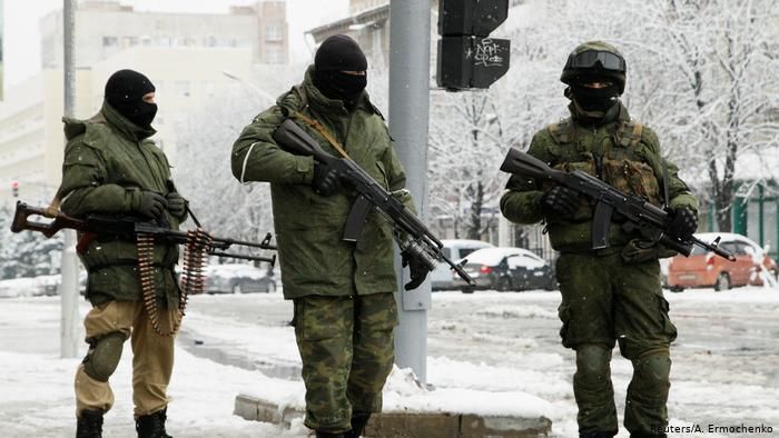 Вооруженные люди в Луганске (фото из архива, ноябрь 2017 года)