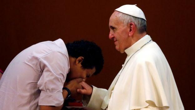 REUTERS Image caption Многие считают за большую честь поцеловать перстень папы римского