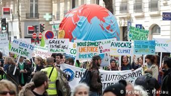 Париж, 16 марта 2019: Демонстрация в защиту глобального климата от потепления