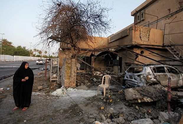 Последствия взрыва бомбы в Багдаде Фото: Reuters
