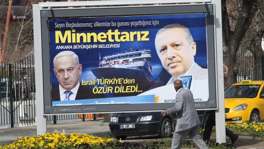 Взаимные выпады Эрдогана и Нетаньяху обостряются в предвыборные периоды, пишет AFP. На фото: агитационный плакат к турецким муниципальным выборам. Анкара. Март 2019 ADEM ALTAN / AFP