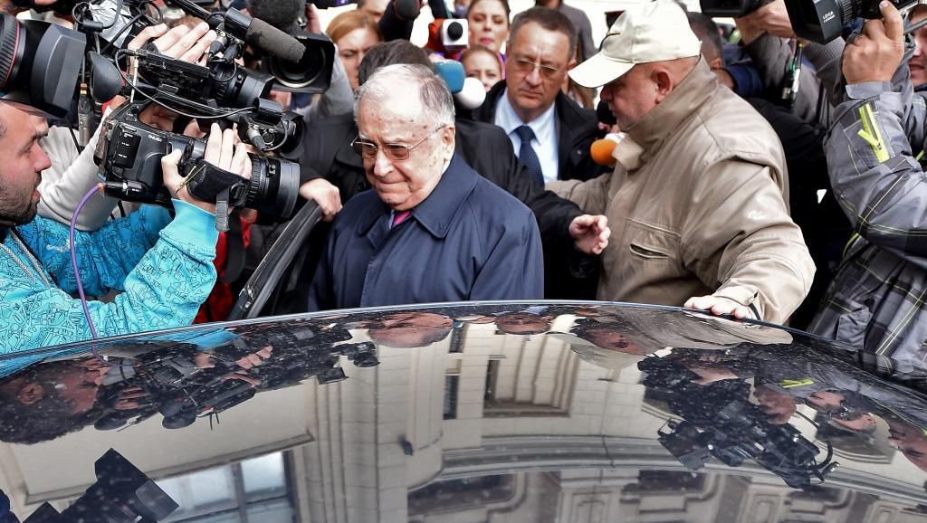 Дело в отношении Илиеску длится уже несколько лет. На фото: экс-президент после допроса в прокуратуре. Октябрь 2015 г. AFP PHOTO / GRIGORE POPESCU