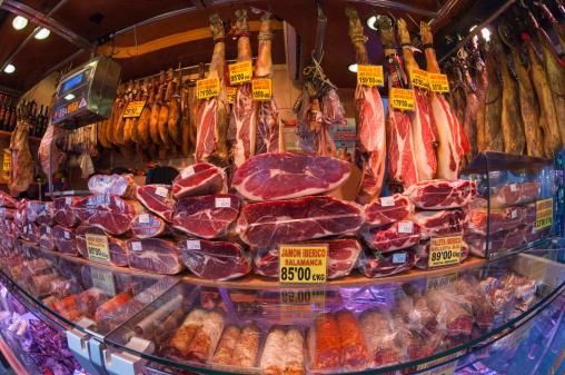 По данным ВОЗ, ежедневное употребление в пищу 50 г ветчины, сосисок или колбасы может увеличить риск заболевания раком кишечника на 18%. Getty Images/James Emmerson