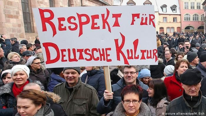Российские немцы на этой демонстрации требуют "Уважения к немецкой культуре"