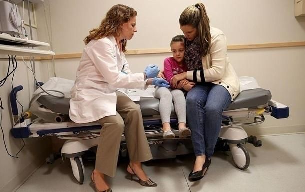 Фото: Getty Images В МОЗ напомнили, что единственная надежная защита от кори - вакцинация