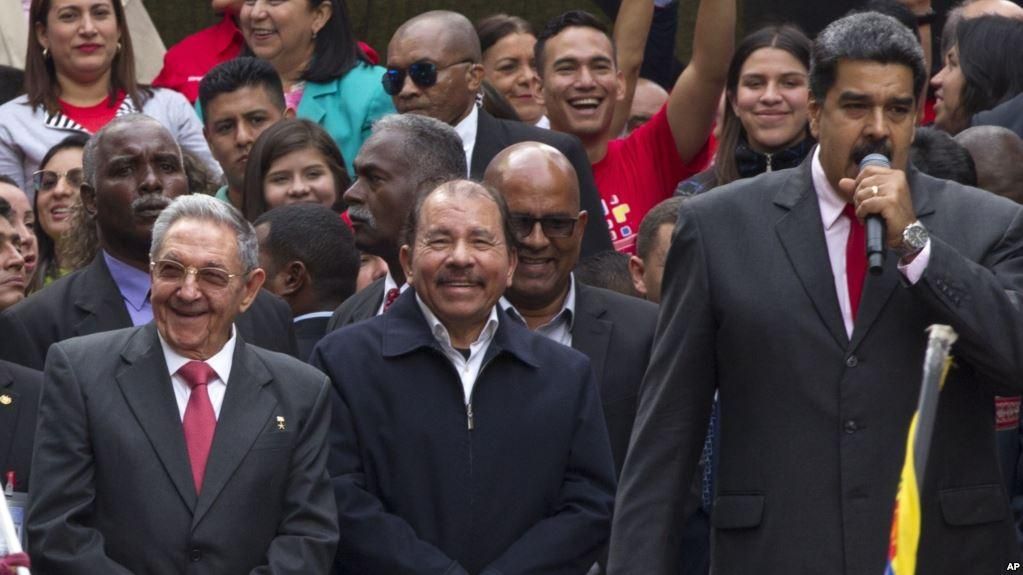 Бывший лидер Кубы Рауль Кастро, президент Никарагуа Даниэль Ортега и Николас Мадуро в Каракасе, Венесуэла, 5 марта 2018 года