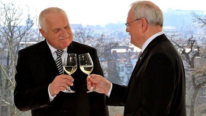 GETTY IMAGES Image caption Чехия и Словакия мирно осуществили раздел ЧССР на две страны и сохранили тесные дипломатические связи