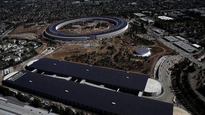 GETTY IMAGES Image caption Вместе с Калифорнией Штаты покинет и ее экономика - в том числе 266 млрд долларов годовых доходов одной только Apple
