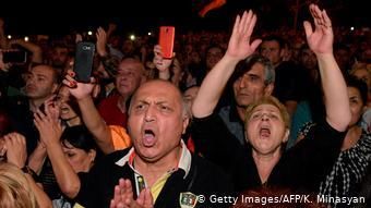 Тысячи жителей Еревана вышли на протесты к зданию парламента, возмущенные попыткой Сержа Саргсяна остаться у власти. Апрель, 2018 год