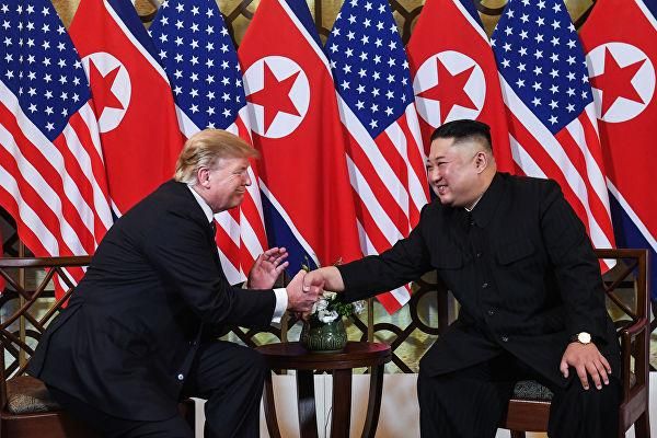 © AFP 2019 / Saul Loeb Президент США Дональд Трамп и лидер КНДР Ким Чен Ын во время встречи в Ханое, Вьетнам. 28 февраля 2019