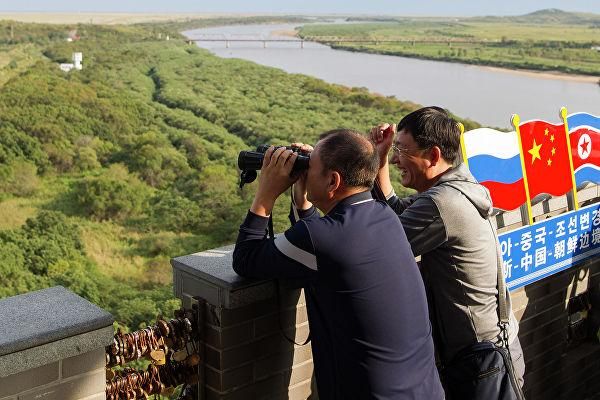 © AP Photo Мужчины неподалеку от границы между Северной Кореей и Китаем