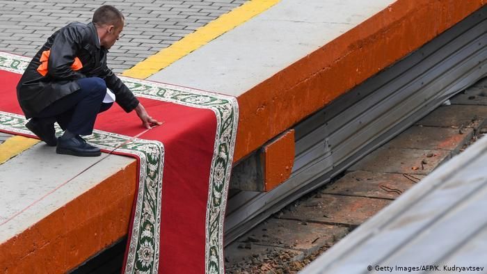 На платформе, к которой прибыл Ким Чен Ын, расстелили красную ковровую дорожку
