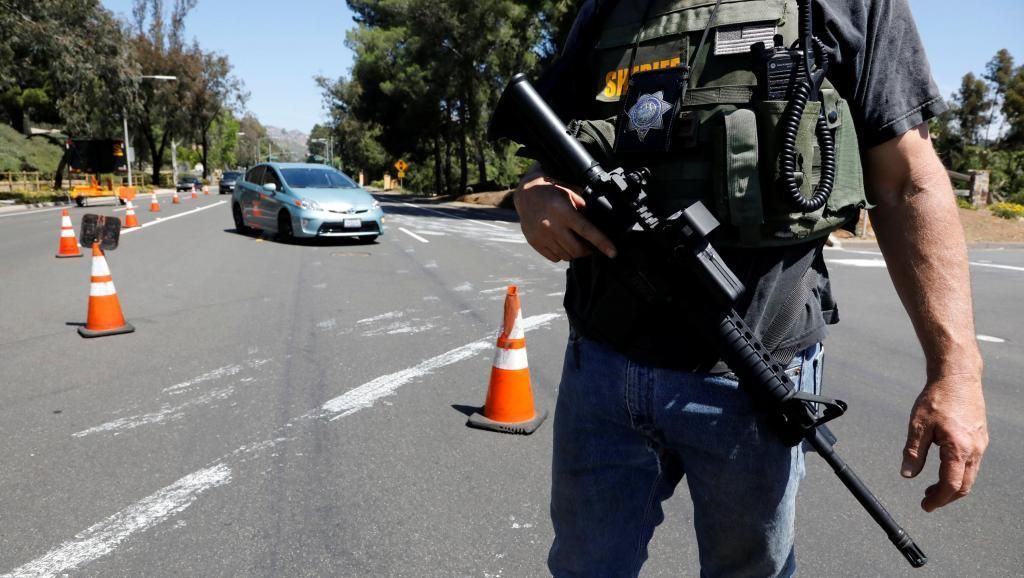 Полиция Сан-Диего на около синагоги в калифорнийском городе Поуэй REUTERS/John Gastaldo