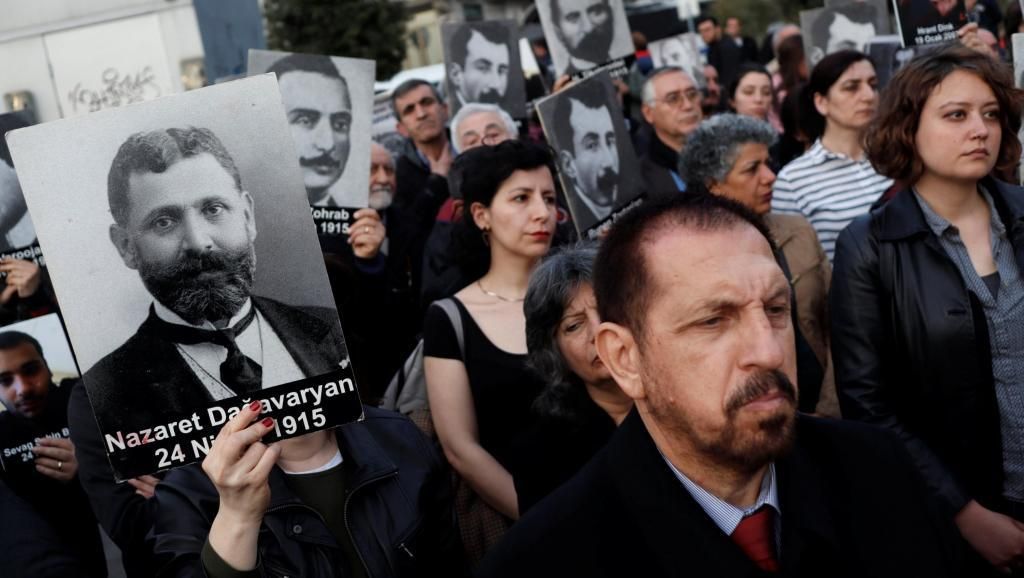 Правозащитники с портретами жертв геноцида во время демонстрации в Стамбуле 24 апреля 2019 г. REUTERS/Murad Sezer