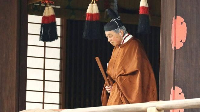 REUTERS Image caption Первые семейные ритуалы церемонии отречения императора начались во вторник