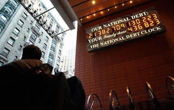 © AFP 2019 / Timothy A. Clary Счетчик государственного долга США на Манхэттене в Нью-Йорке. 15 февраля 2019