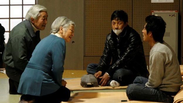 EUTERS Image caption Забота о пострадавших: император и его супруга встречаются с японцами, пережившими цунами 2011 года
