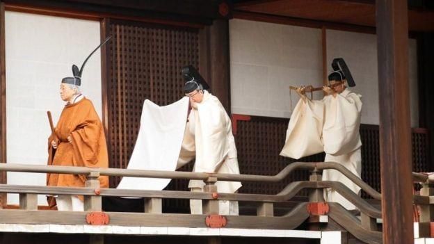 EPA Image caption В день отречения в императорском дворце проходят несколько семейных ритуалов