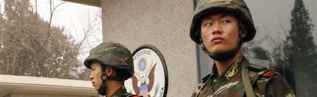 AFP Image caption Китайские военные охраняют американское посольство в Пекине