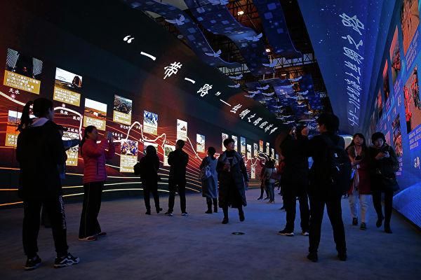 © AP Photo / Andy Wong Электронная панель с изображением внешнеполитической инициативы "Один пояс — один путь" на выставке в Пекине