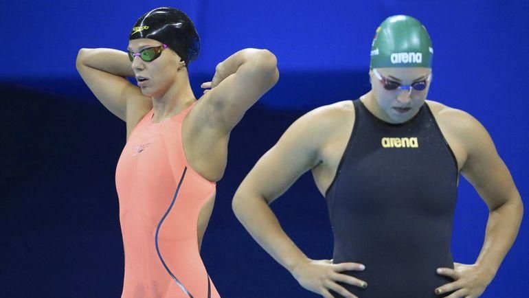 7 августа 2016 года. Рио-де-Жанейро. Юлия Ефимова и Рута Мейлютите перед заплывом на 100 метров брассом. Фото REUTERS