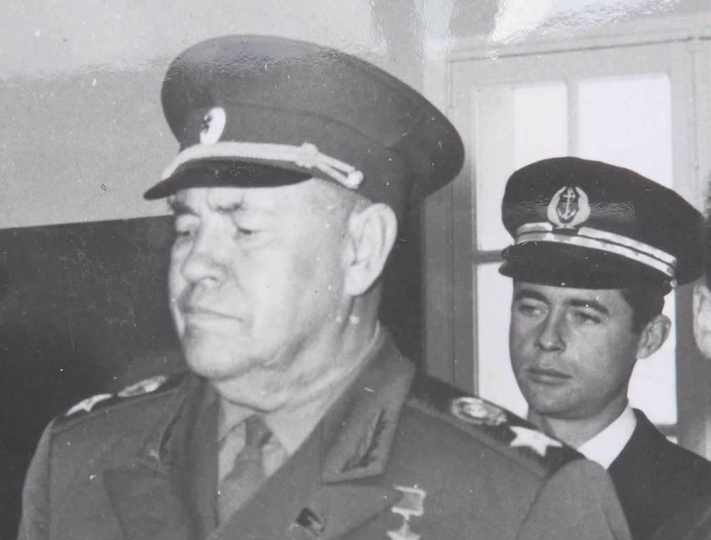 Петр Георгиевич Брюн де Сент-Ипполит (на втором плане) с маршалом Советского Союза Матвеем Захаровым © Личный архив Петра Брюн де Сент-Ипполита