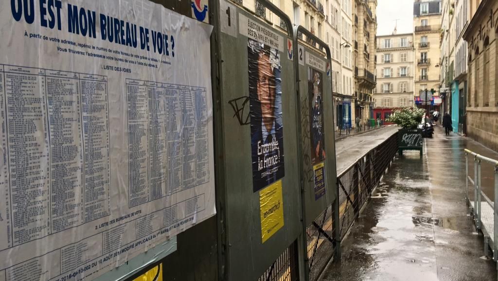 Щиты около избирательных участков на президентских выборах в Париже, 7 мая 2017 года RFI/Pierre René-Worms
