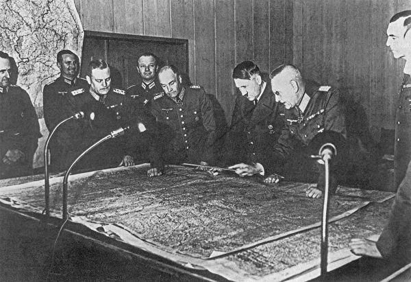 © РИА Новости Адольф Гитлер на совещании Генерального штаба в 1940 году