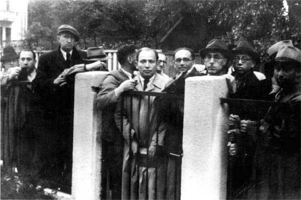 Евреи около здания консульства в Каунасе. 1940 год. Фото: vestnik.az