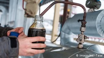 Проверка качества нефти на одном из НПЗ в России
