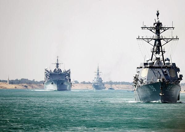 © AP Photo / Petty Officer 3rd Class Darion Chanelle Triplett/U.S. Navy Авианосец ВМС США "Авраам Линкольн", проходящий через Суэцкий канал к берегам Персидского залива, 9 мая 2019
